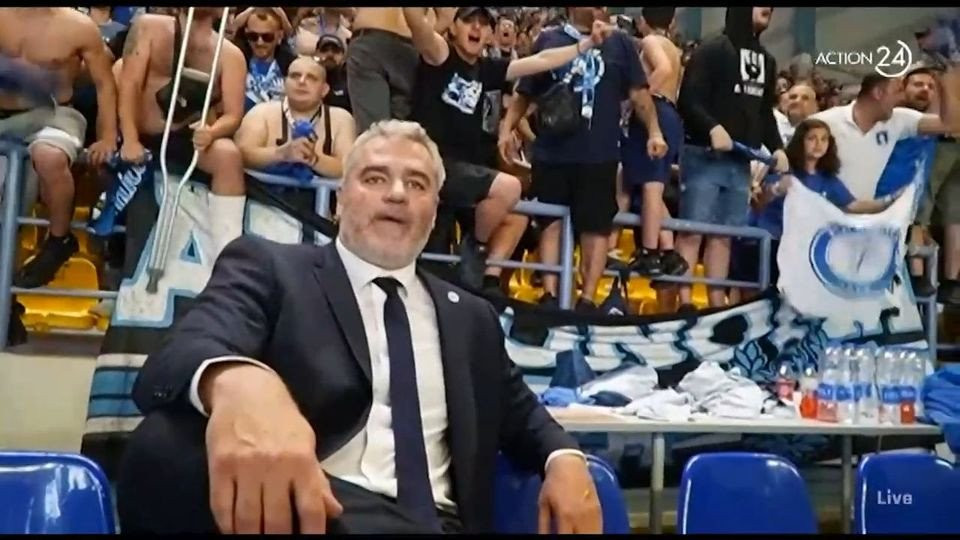 Ο Σιγάλας ξαποσταίνει ανακουφισμένος μπροστά στον πανζουρλισμό της εξέδρας του Ηρακλή (video)