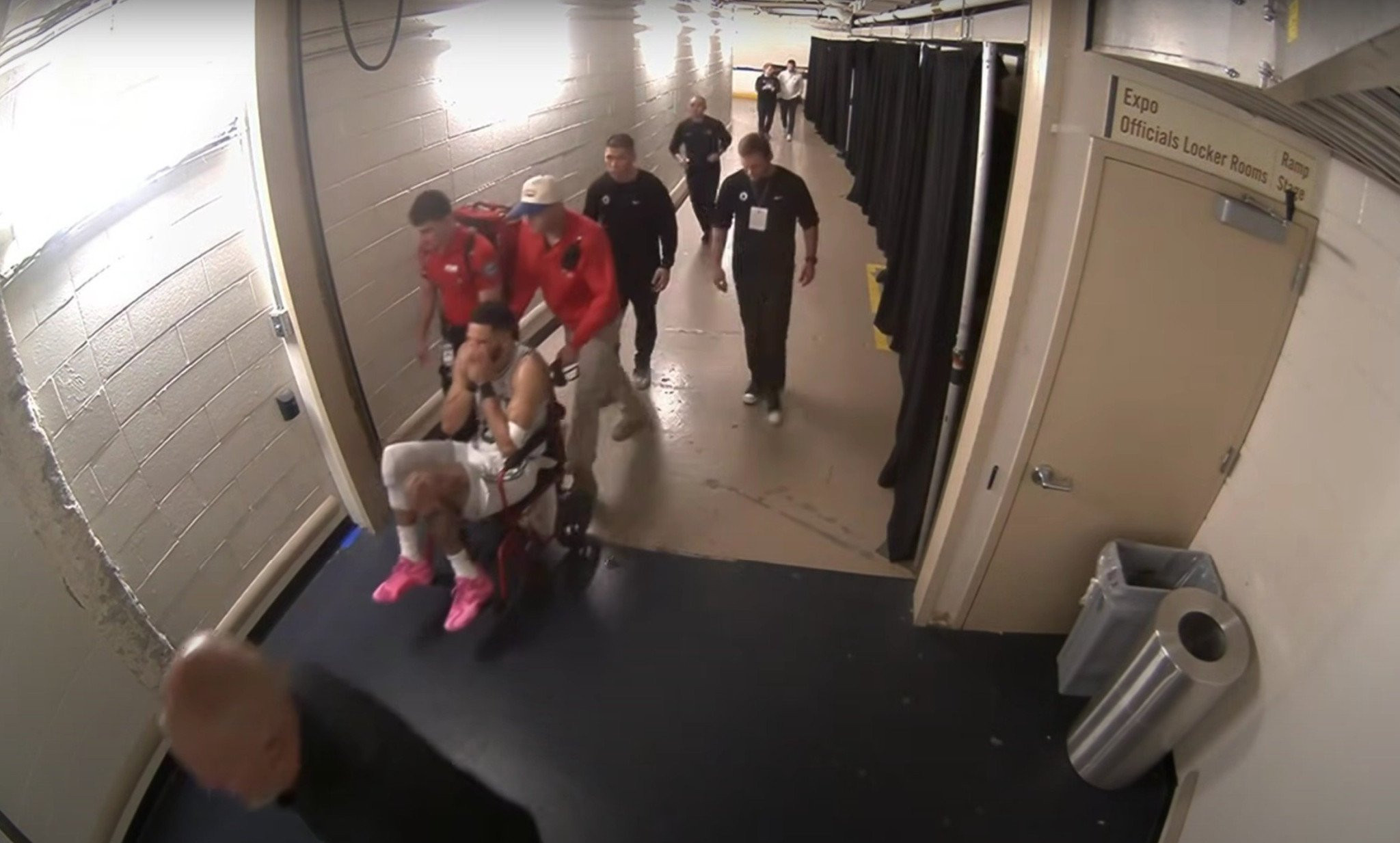 Σοκάρει ο τραυματισμός του Τέιτουμ: Σφάδαζε στο παρκέ, έφυγε με καροτσάκι (video)