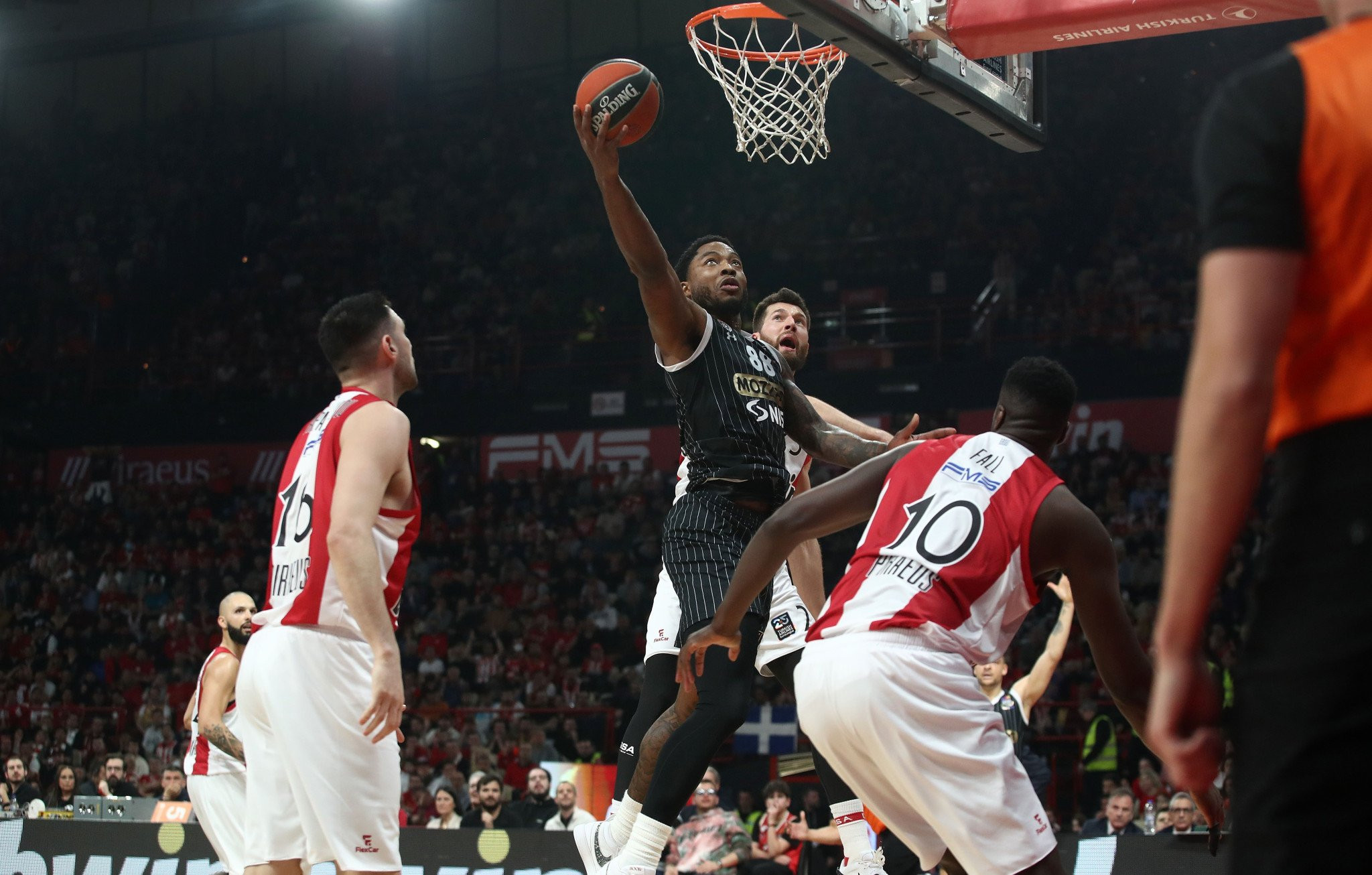 «Δένει τον Ταϊρίκ Τζόουνς με νέο συμβόλαιο η Παρτίζαν»