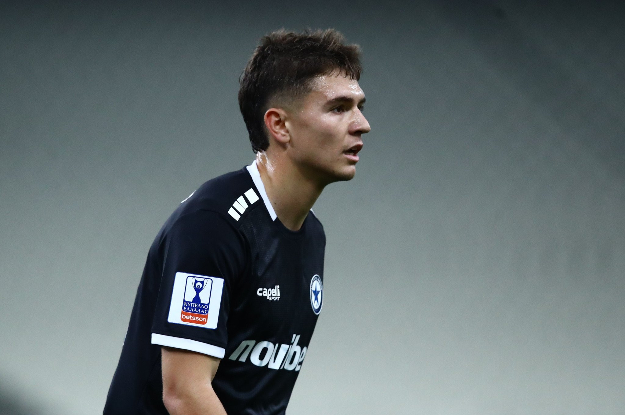 Ποιος είναι ο Καλοσκάμης που ετοιμάζεται να φορέσει τη φανέλα του Ολυμπιακού