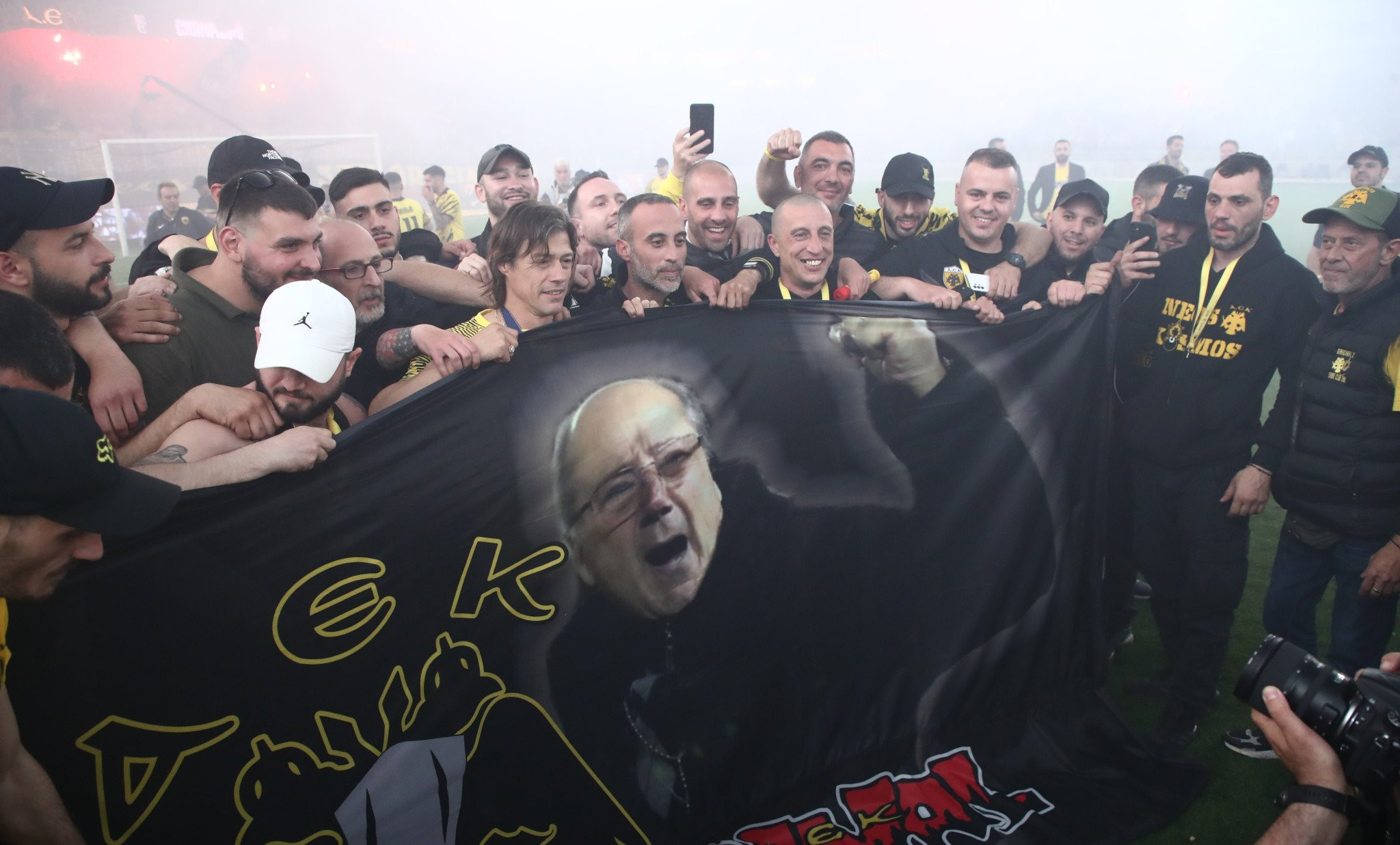 Φίλοι της ΑΕΚ αποχαιρέτισαν τον Αλμέιδα στο αεροδρόμιο