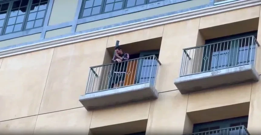 Ο Μέσι χαιρέτησε οπαδούς από μπαλκόνι και προκάλεσε φρενίτιδα (video)