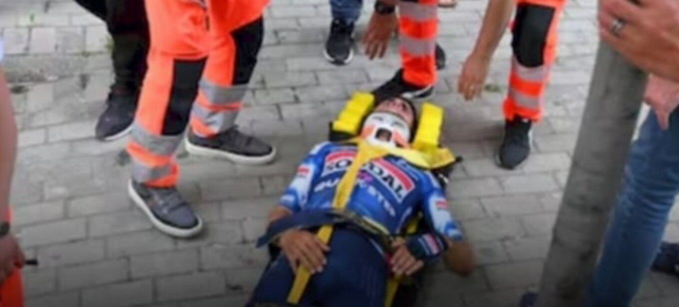 Ποδηλάτης συγκρούστηκε με κολώνα και μεταφέρθηκε στο νοσοκομείο (video)