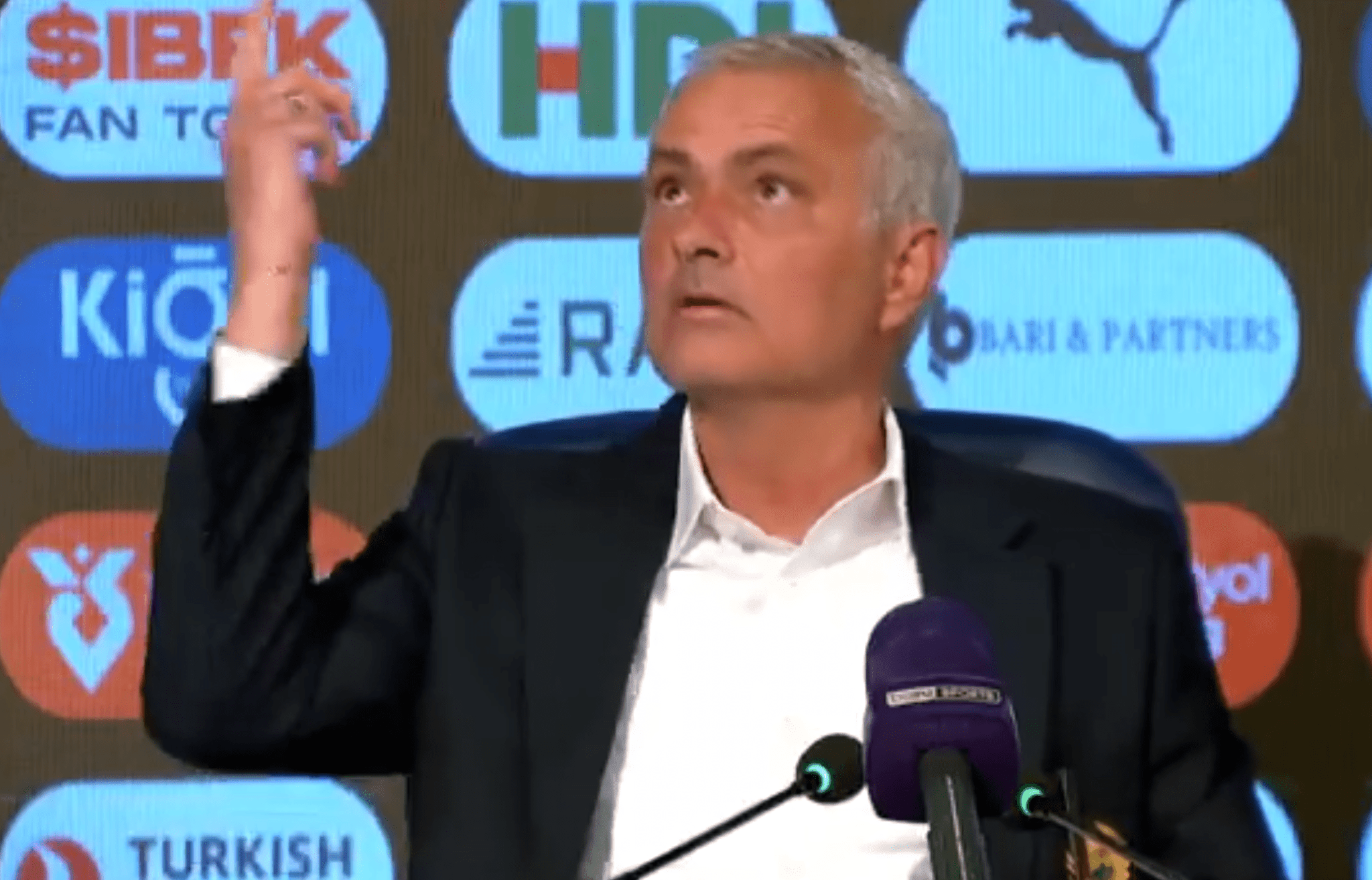 «Ραγίζουν» καρδιές τα λόγια του Μουρίνιο: «Τρία παιδιά χωρίς πατέρα, μια γυναίκα χωρίς σύζυγο...»