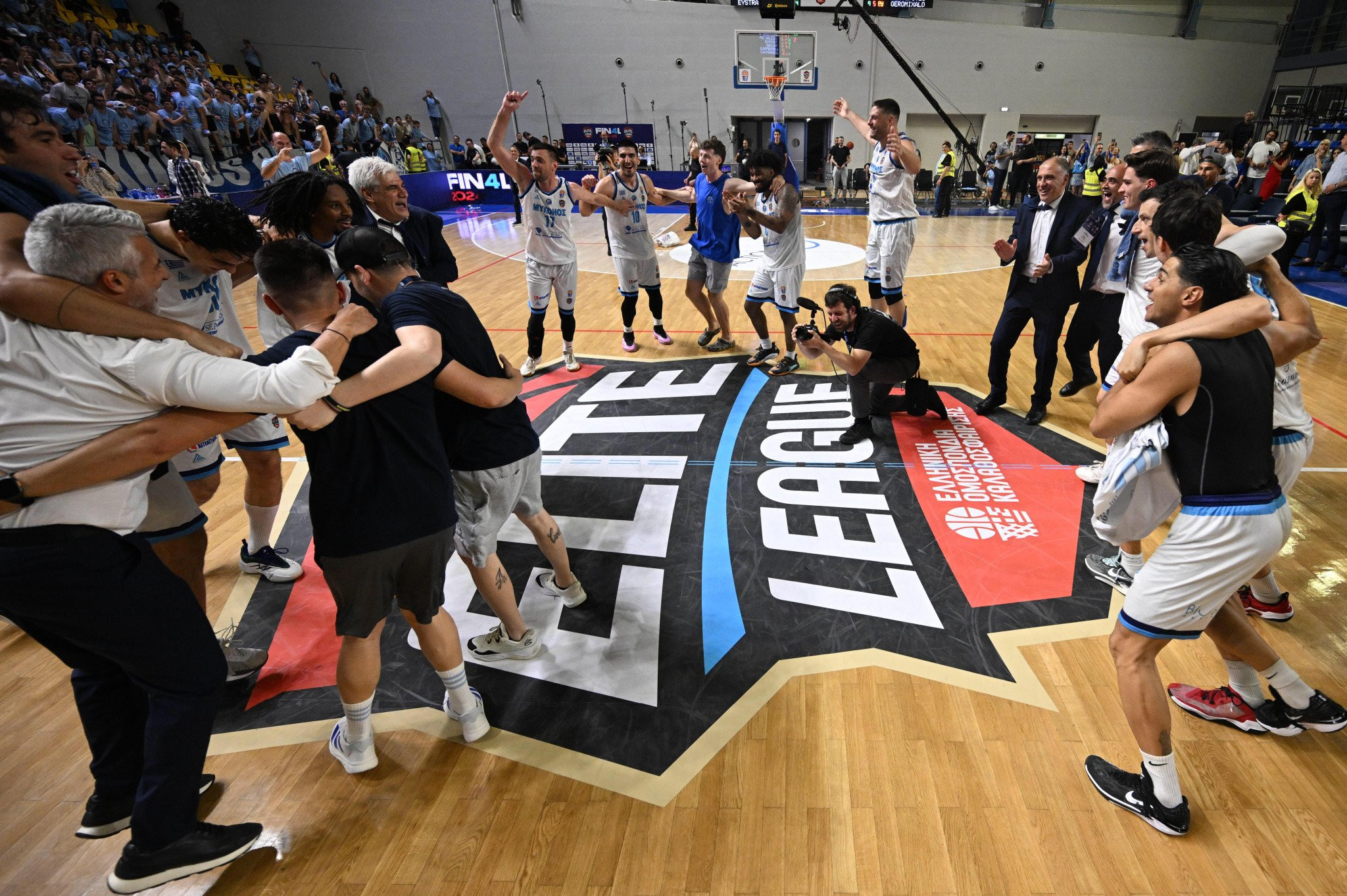 Η Μύκονος… χορεύει για το πρωτάθλημα – Τρομερό video με τον χορό μετά την άνοδο!