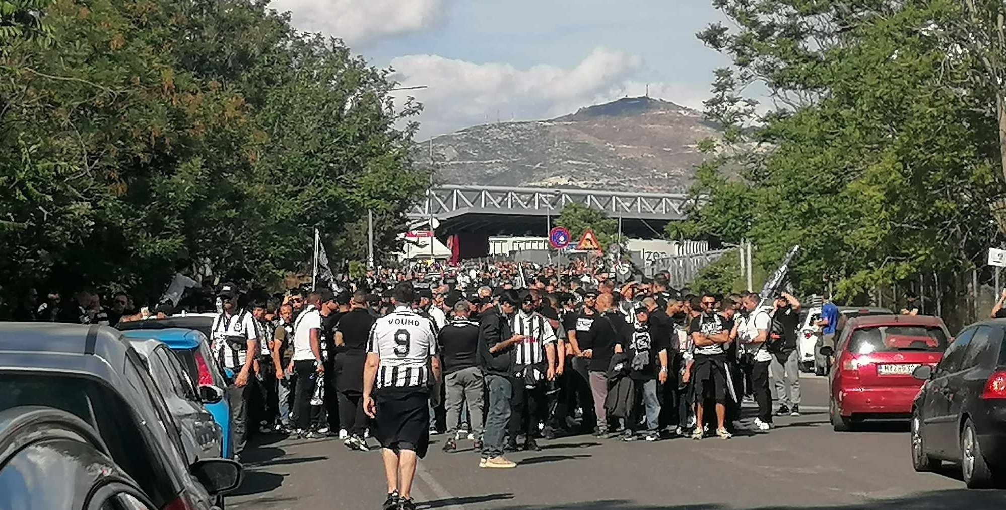 Το Athletiko σε Μαρούσι και Πειραιά: Εικόνες και βίντεο από τους χιλιάδες οπαδούς ΟΦΗ και Ολυμπιακού