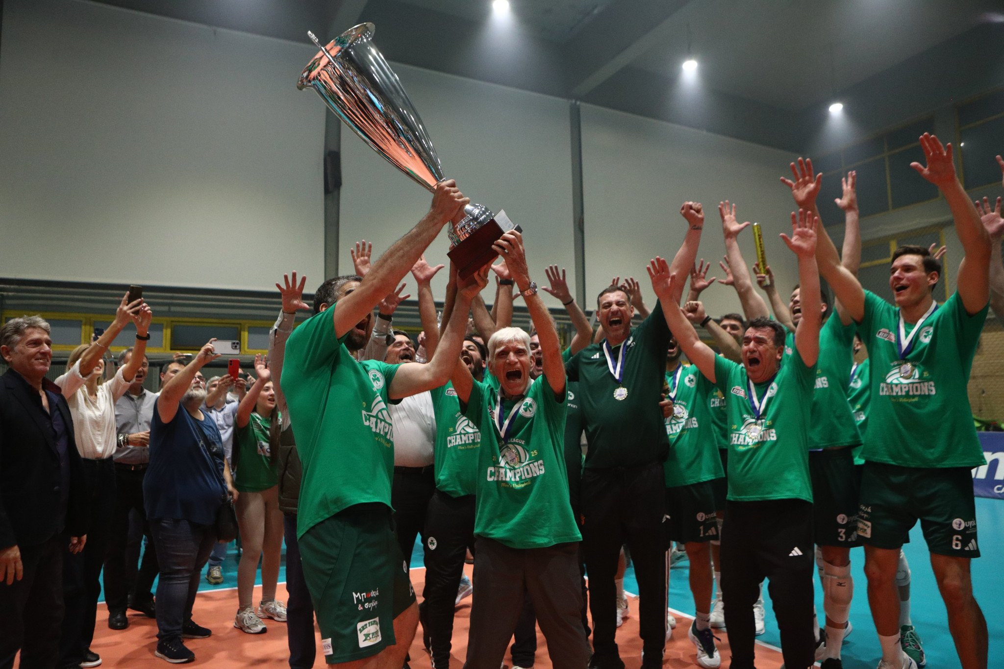 «Μεθυσμένη πολιτεία» στο Μετς - Ομάδα και κόσμος μια αγκαλιά την ώρα της απονομής (video)