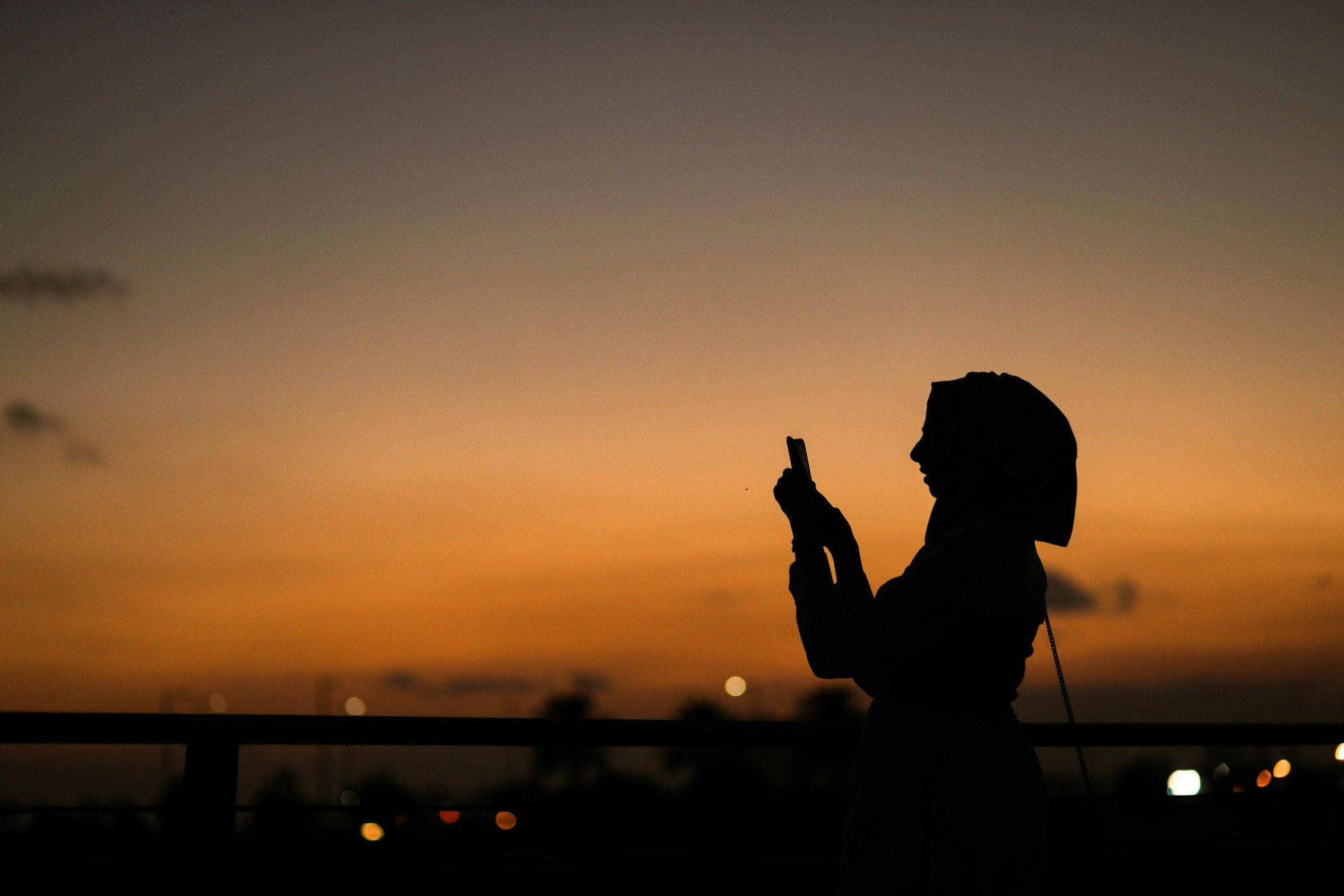 Άμπου Ντάμπι: Έξι αναρτήσεις που μπορεί να σου κοστίσουν από 100.000 ευρώ μέχρι 5 χρόνια στη φυλακή