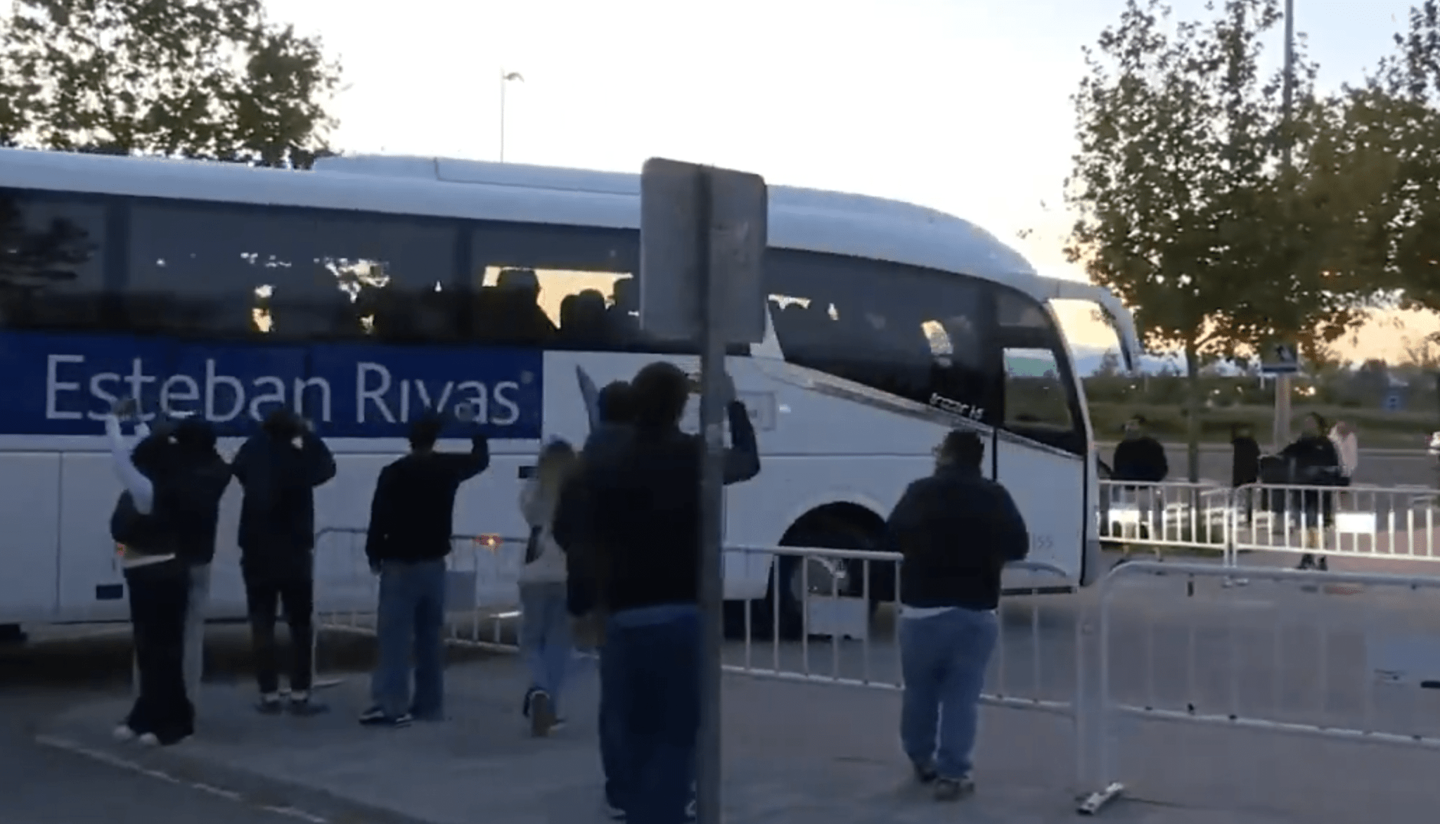 «Ντροπή, Πέρεθ παραιτήσου»: Η εχθρική υποδοχή που επιφύλαξαν οπαδοί της Ρεάλ μετά τη νέα ήττα σε «Clasico» (video)