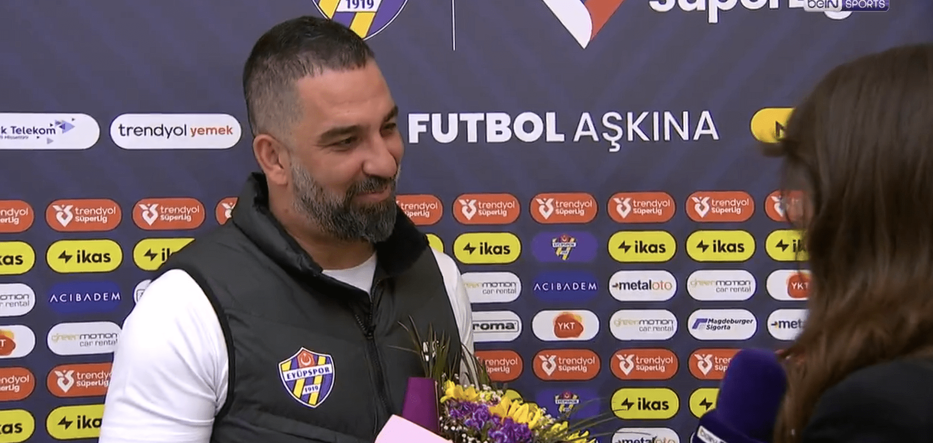 Τρομερός Αρντά Τουράν: Έδωσε λουλούδια σε έγκυο ρεπόρτερ (video)