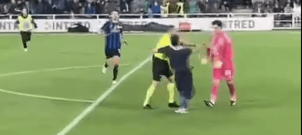 Απίθανο σκηνικό στο Αταλάντα - Ρόμα: Οπαδός μπήκε στον αγωνιστικό χώρο... σκόραρε και τσακώθηκε με τον Σβίλαρ (video)