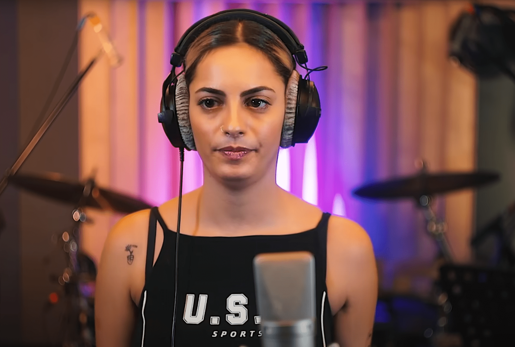 Ποια είναι η Daphne Lawrence, η τραγουδίστρια που θα εμφανιστεί στον τελικό του Κυπέλλου