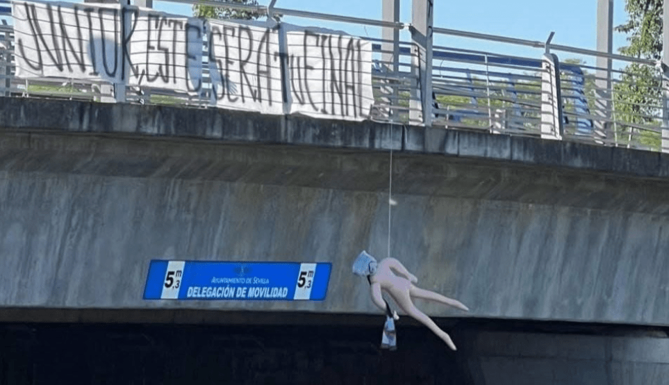 Στα κάγκελα οπαδοί της Σεβίλλης - Κρέμασαν κούκλα με μήνυμα θανάτου: «Αυτό θα είναι το τέλος σου»