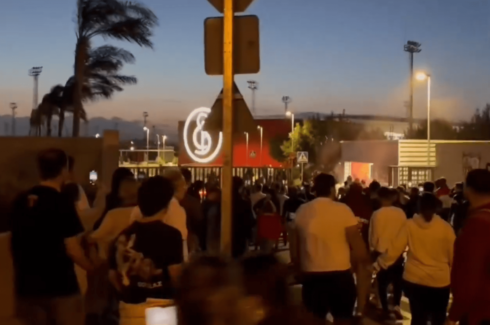 Χαμός στη Σεβίλλη: Οπαδοί εισέβαλαν στο προπονητικό κέντρο για να επιτεθούν σε παίκτες (video)