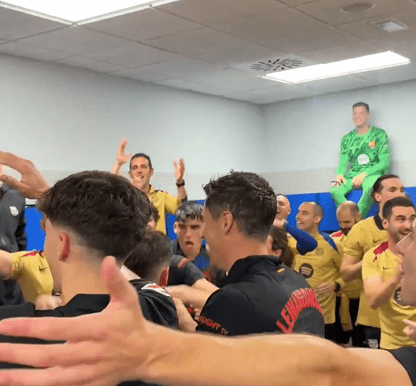 Τρομερός Σέζνι: Οι συμπαίκτες του πανηγύριζαν τον τίτλο και εκείνος απολάμβανε το πούρο του (video)