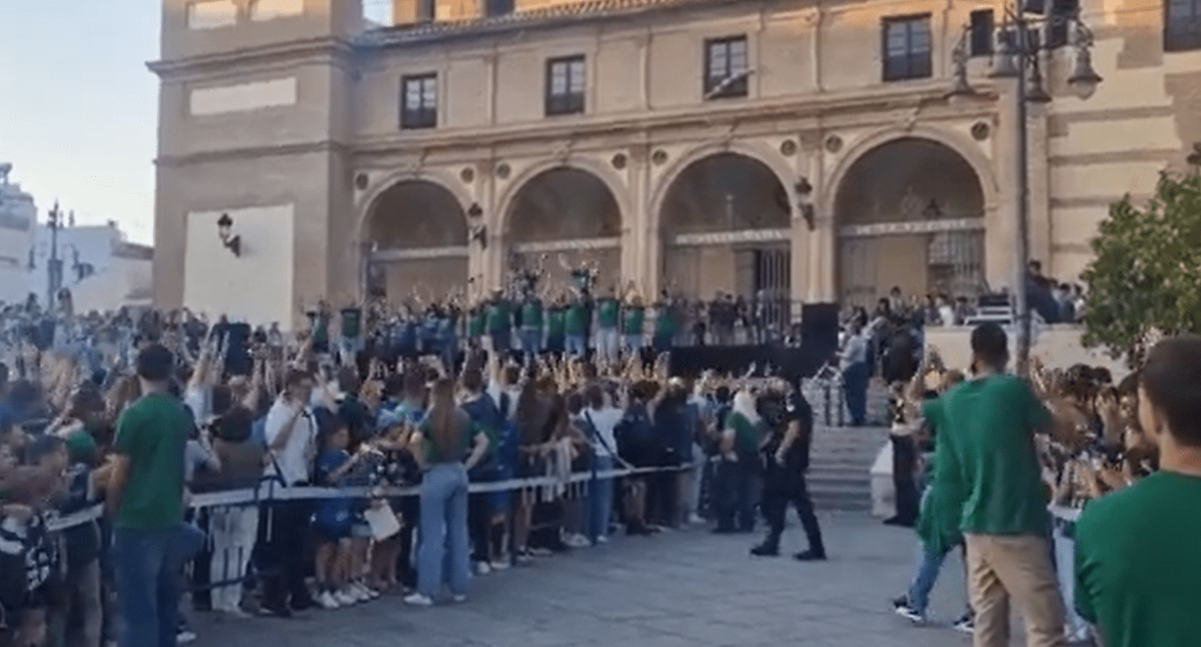 Έπος: Ομάδα και κόσμος της Μάλαγα πανηγύρισαν το BCL με συνθήματα της ΑΕΚ!