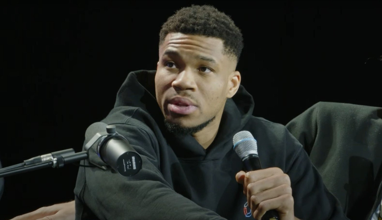 Ο Γιάννης Αντετοκούνμπο… έριξε δίχτυα σε υποψήφια ομάδα για μεταγραφή! (video)