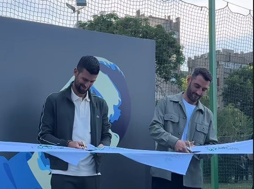 Ο Τζόκοβιτς εγκαινίασε γήπεδο εκεί που έπαιξε για πρώτη φορά τένις (video)