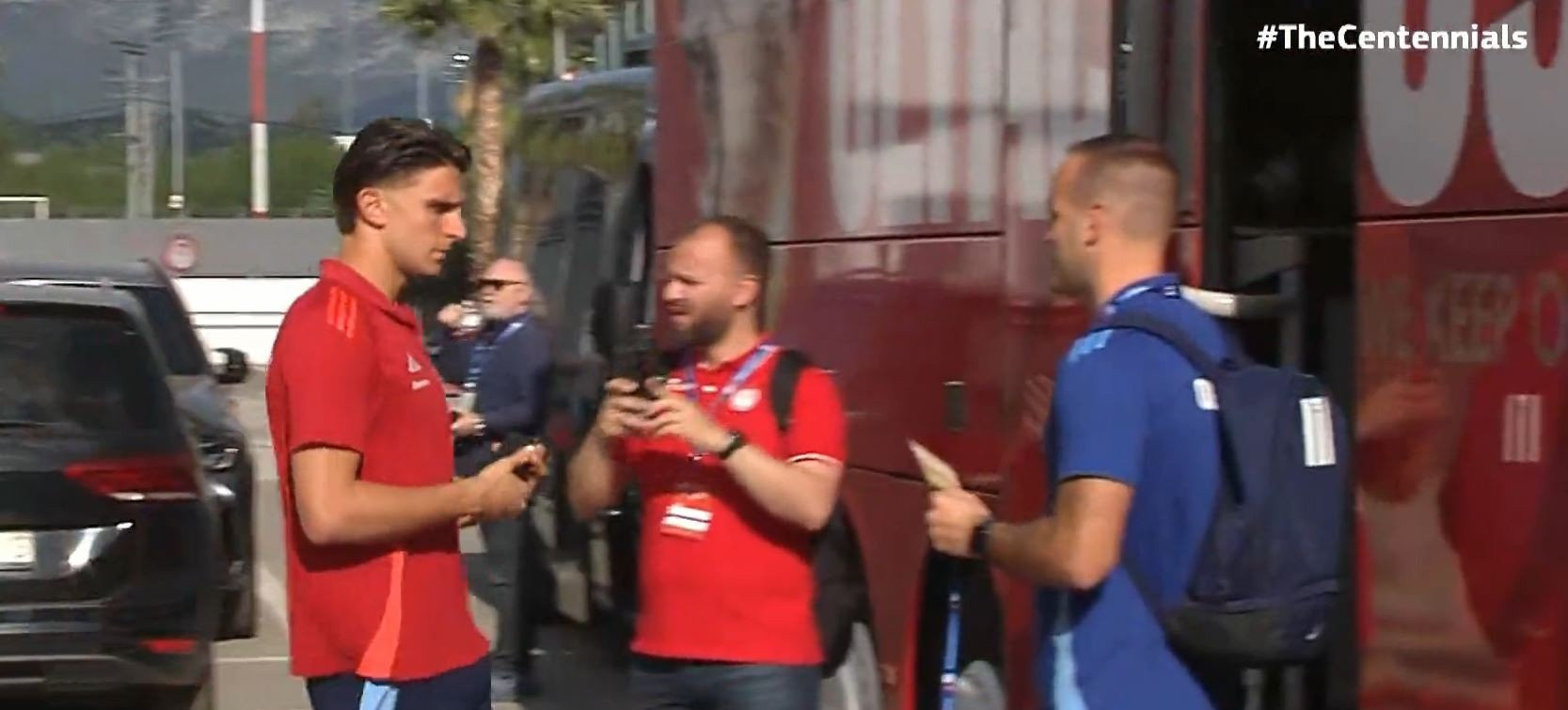 Η αναχώρηση της αποστολής του Ολυμπιακού για το ΟΑΚΑ (video)