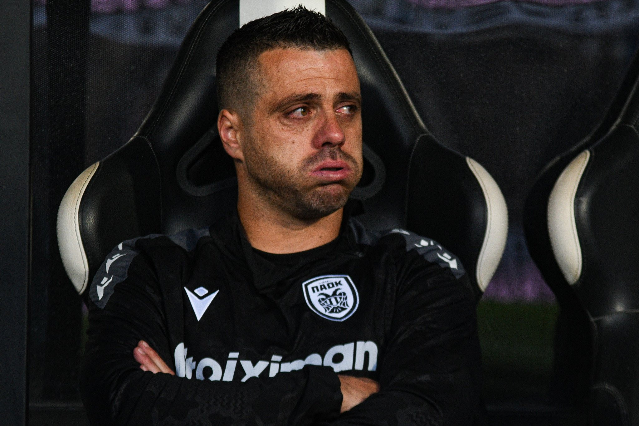 Ραγίζουν τα τσιμέντα της Τούμπας: Ο Βιεϊρίνια κλαίει με λυγμούς στον πάγκο