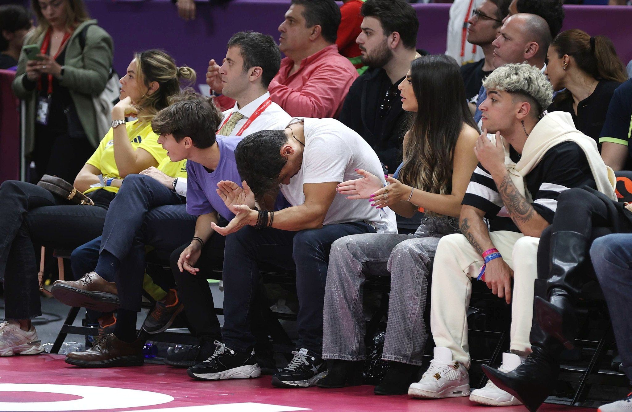 Η φωτογραφία του Γιαννακόπουλου που κοιτάζει το παρκέ - Η Euroleague του τη θύμισε κι εκείνος απάντησε