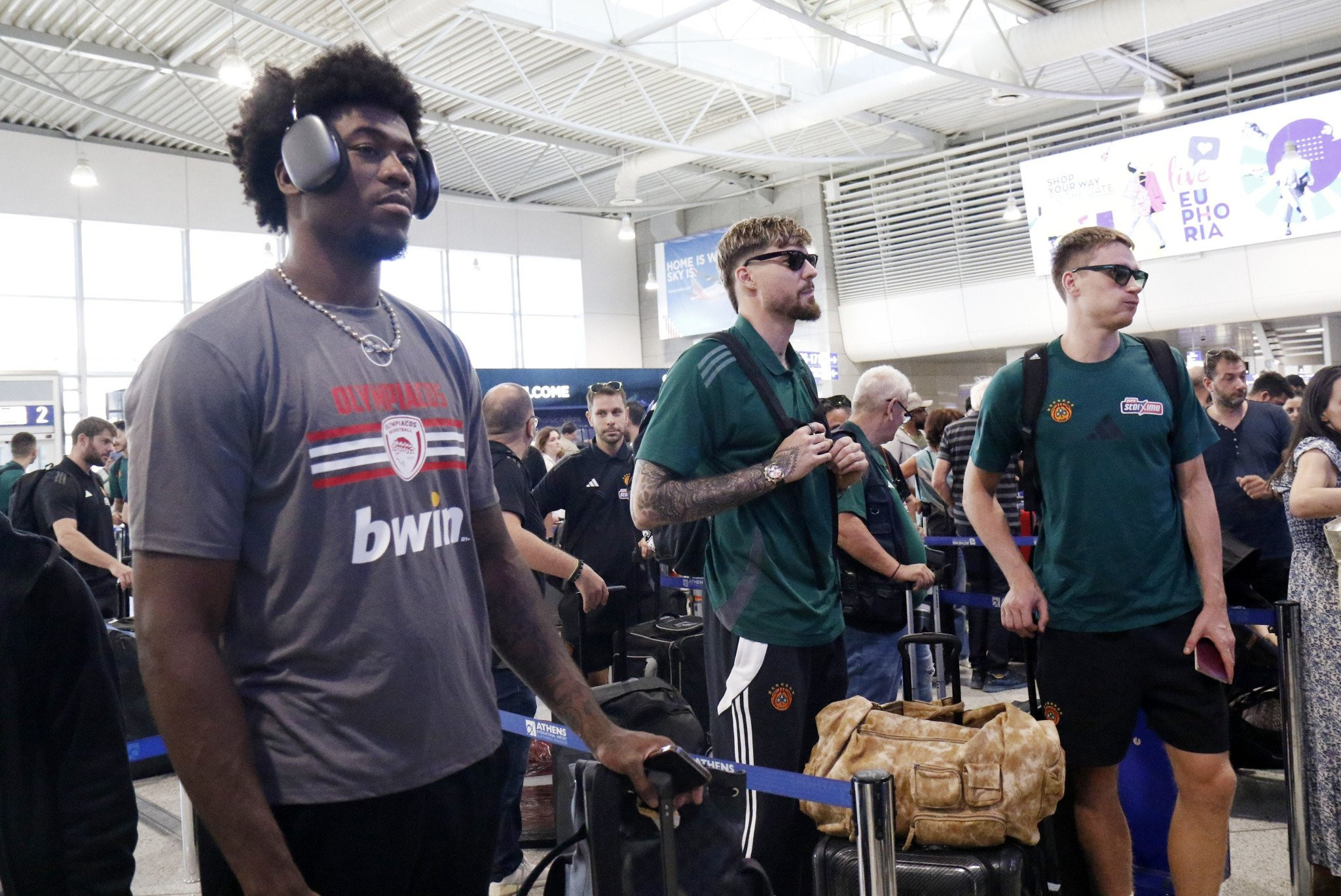 Συνάντηση στο αεροδρόμιο: Παναθηναϊκός και Ολυμπιακός αναχωρούν ίδια ώρα για Άμπου Ντάμπι