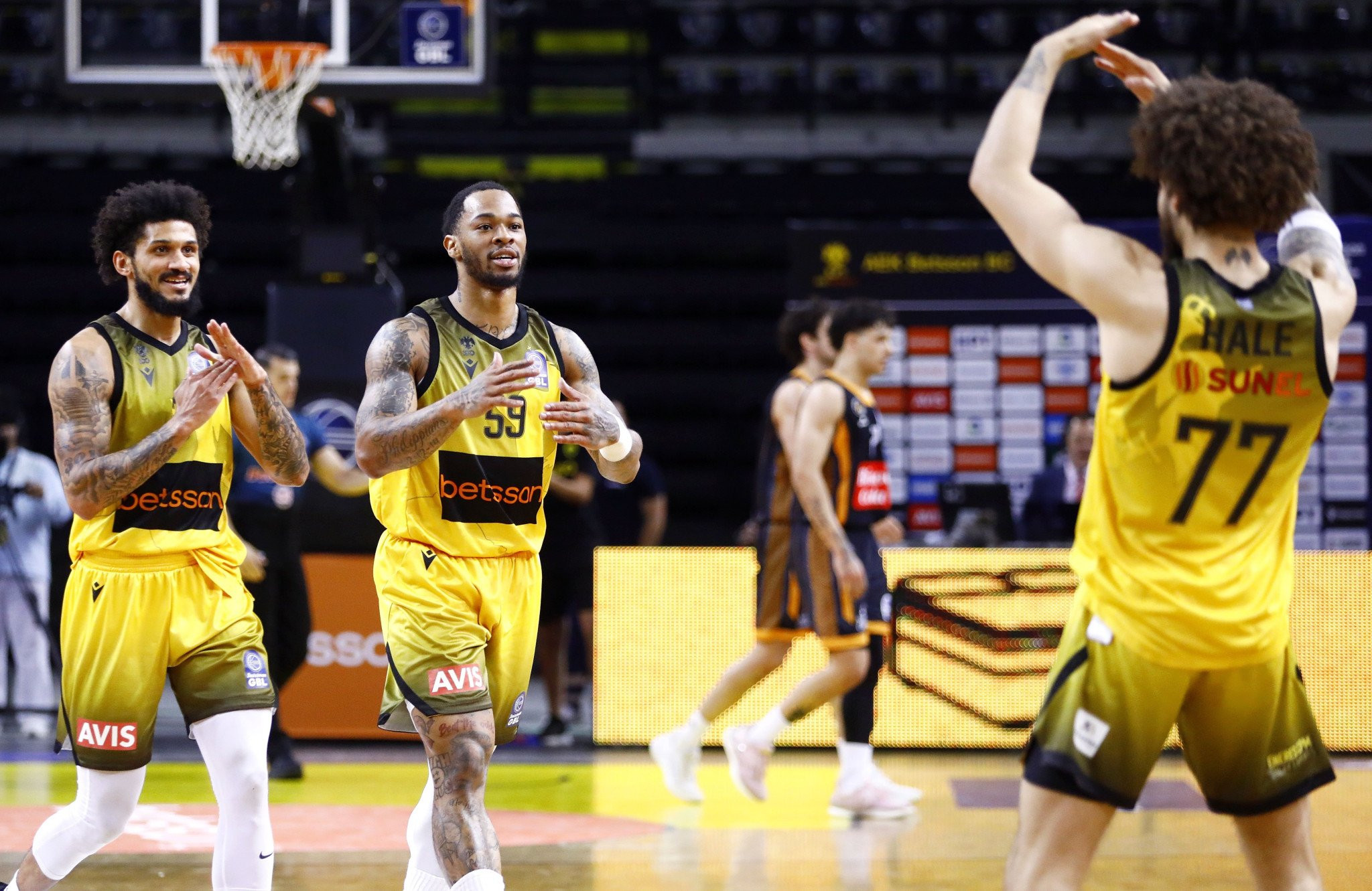 Αποθέωσε για τελευταία φορά Σάκοτα και παίκτες ο κόσμος της ΑΕΚ Betsson