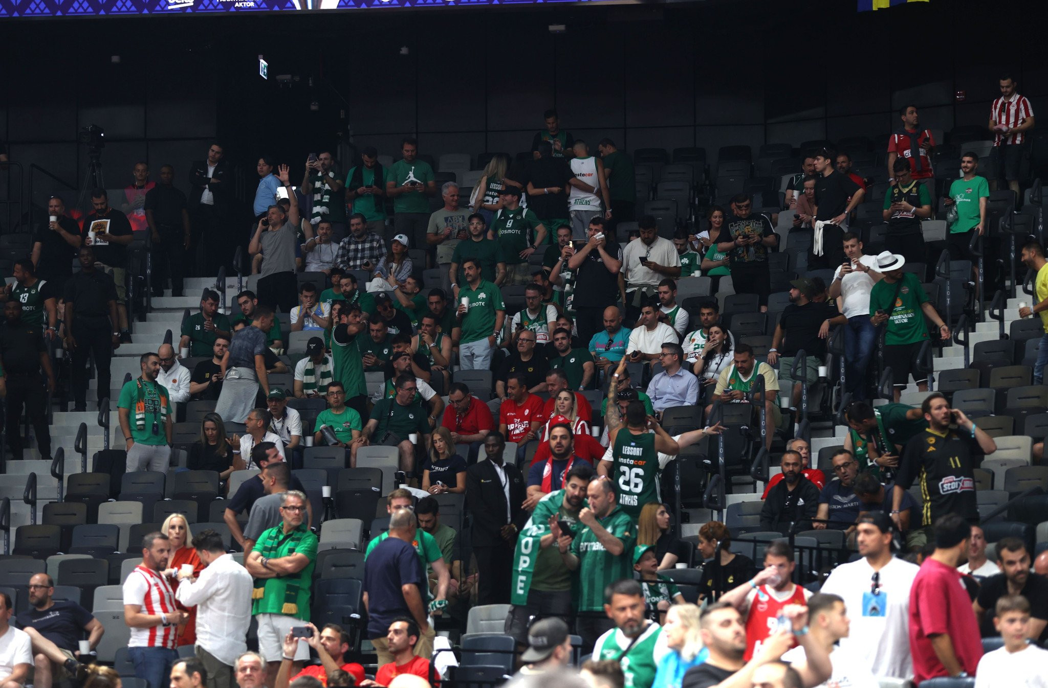 Οπαδοί Παναθηναϊκού και Ολυμπιακού μαζί στην κερκίδα της Etihad Arena