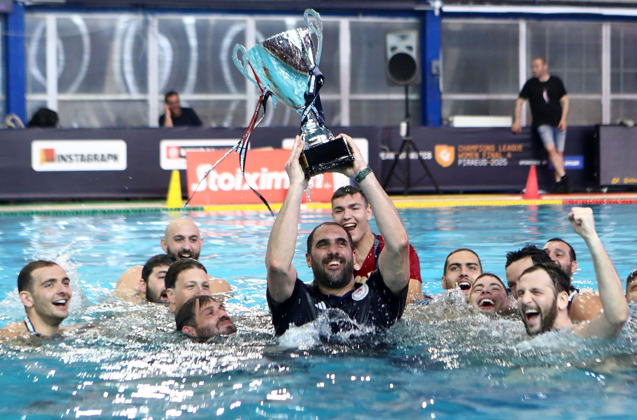 Η απονομή του 39ου πρωταθλήματος στον Ολυμπιακό (video)