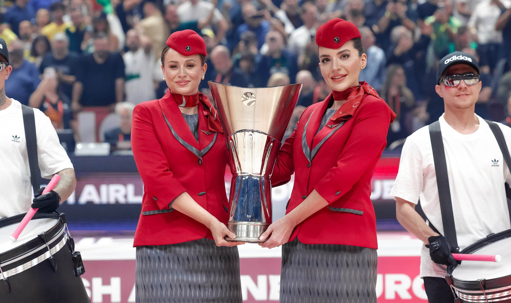 Αυτή την κούπα ποια ομάδα θα την πάρει; Το τρόπαιο της Euroleague έφτασε στο Άμπου Ντάμπι