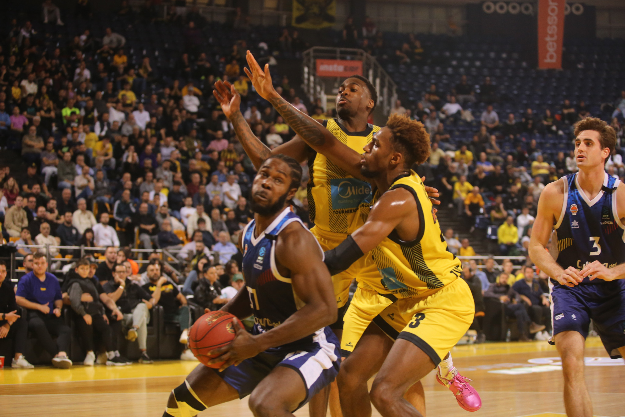 Ανοιχτή η Βαλένθια να δεχθεί προσφορές για τον Οτζελέγε