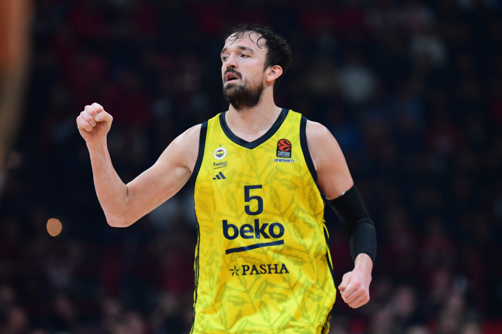 Σέρτατς Σάνλι: Τι κάνει τον Τούρκο σέντερ τόσο ξεχωριστό για τη Φενέρ και την Εφές