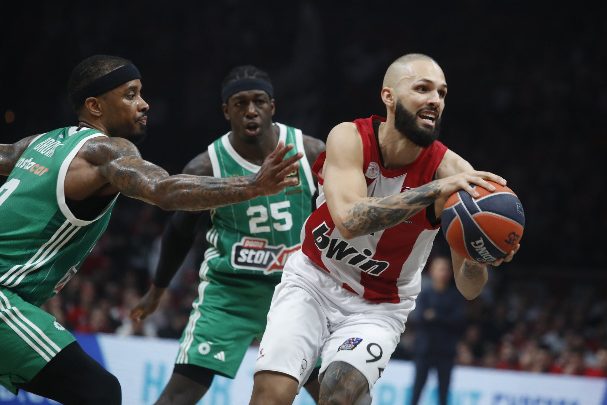 Πού θα δείτε τον μικρό τελικό της Euroleague ανάμεσα στον Ολυμπιακό και τον Παναθηναϊκό