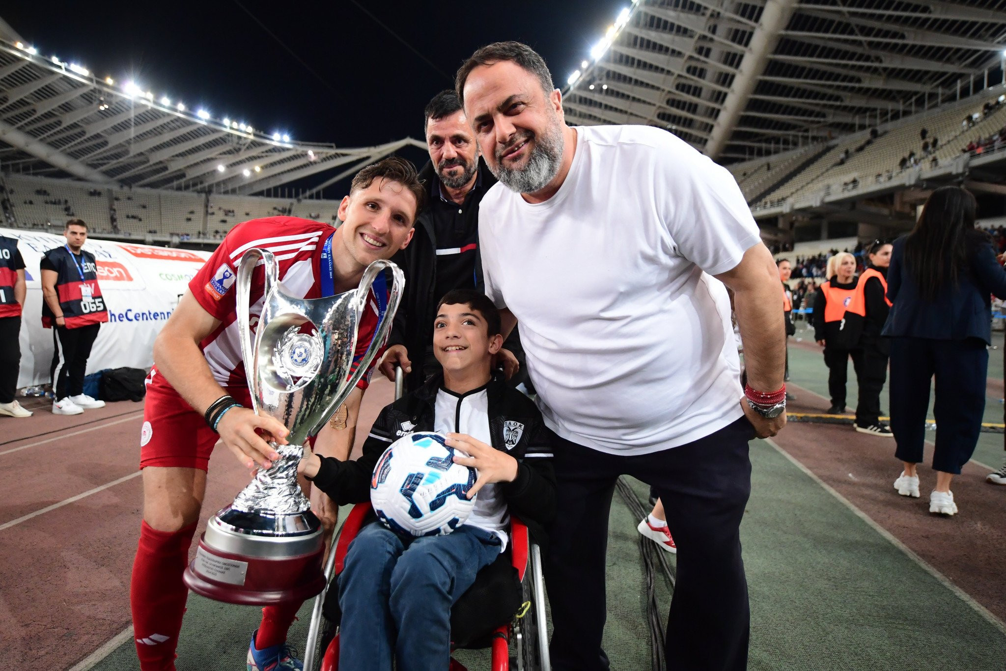 Ο μικρός Γιαννάκης σήκωσε την κούπα μαζί με τον Παναγιώτη Ρέτσο και τον Βαγγέλη Μαρινάκη (video)