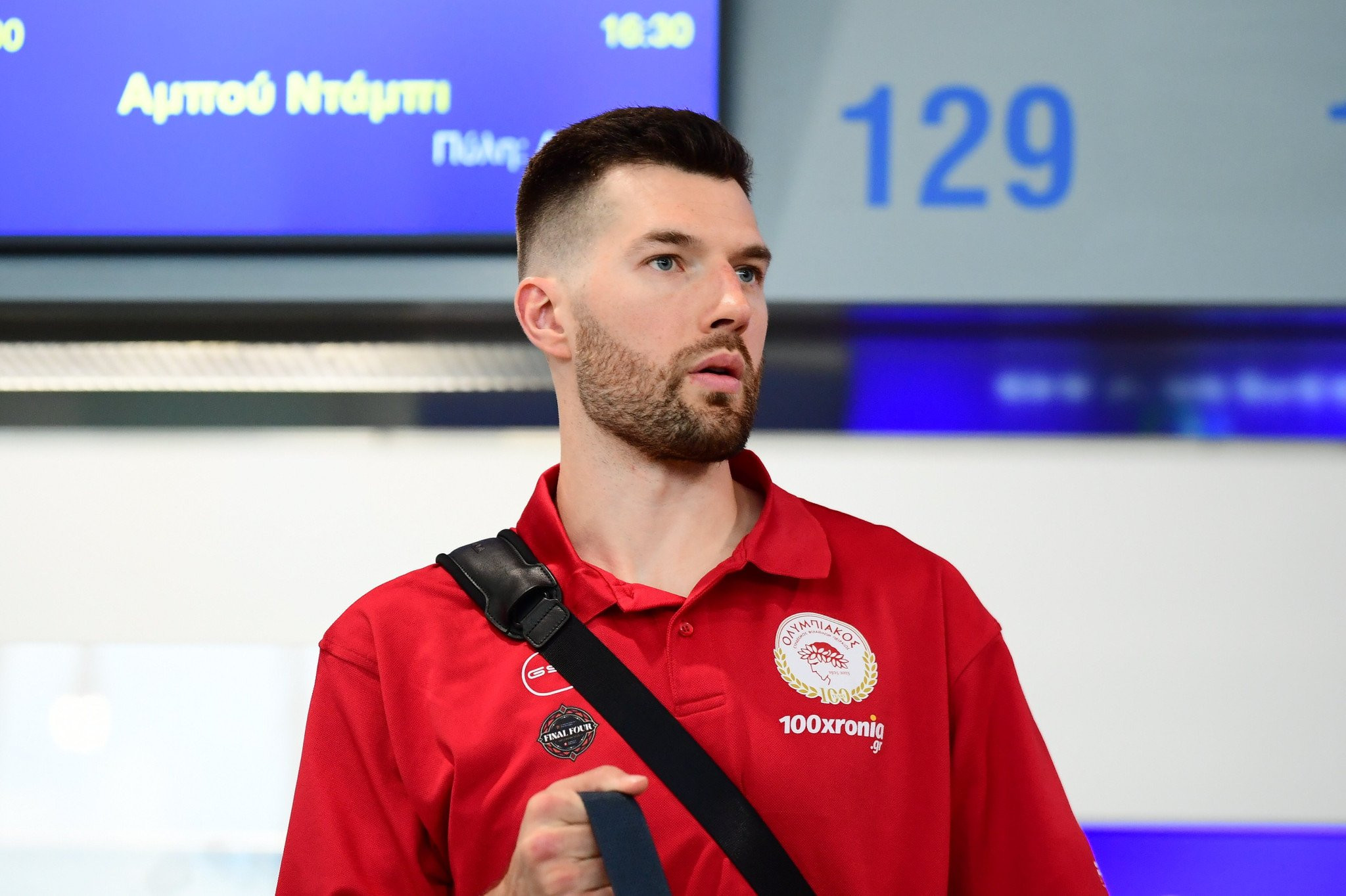 Με μπλουζάκια «100 χρόνων» ο Ολυμπιακός στο Άμπου Ντάμπι