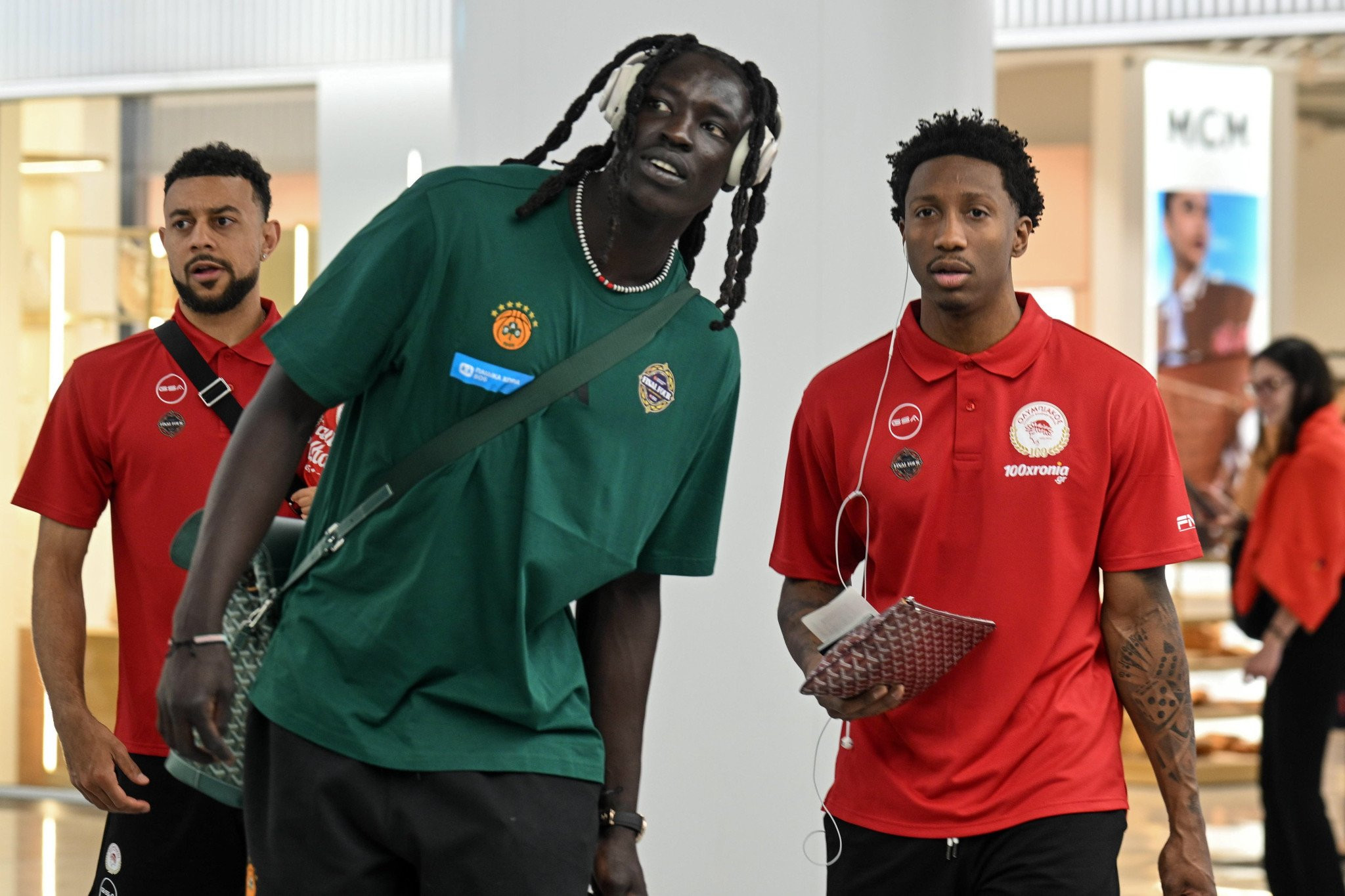 Σχεδόν ταυτόχρονα επέστρεψαν οι αποστολές Παναθηναϊκού και Ολυμπιακού στην Αθήνα