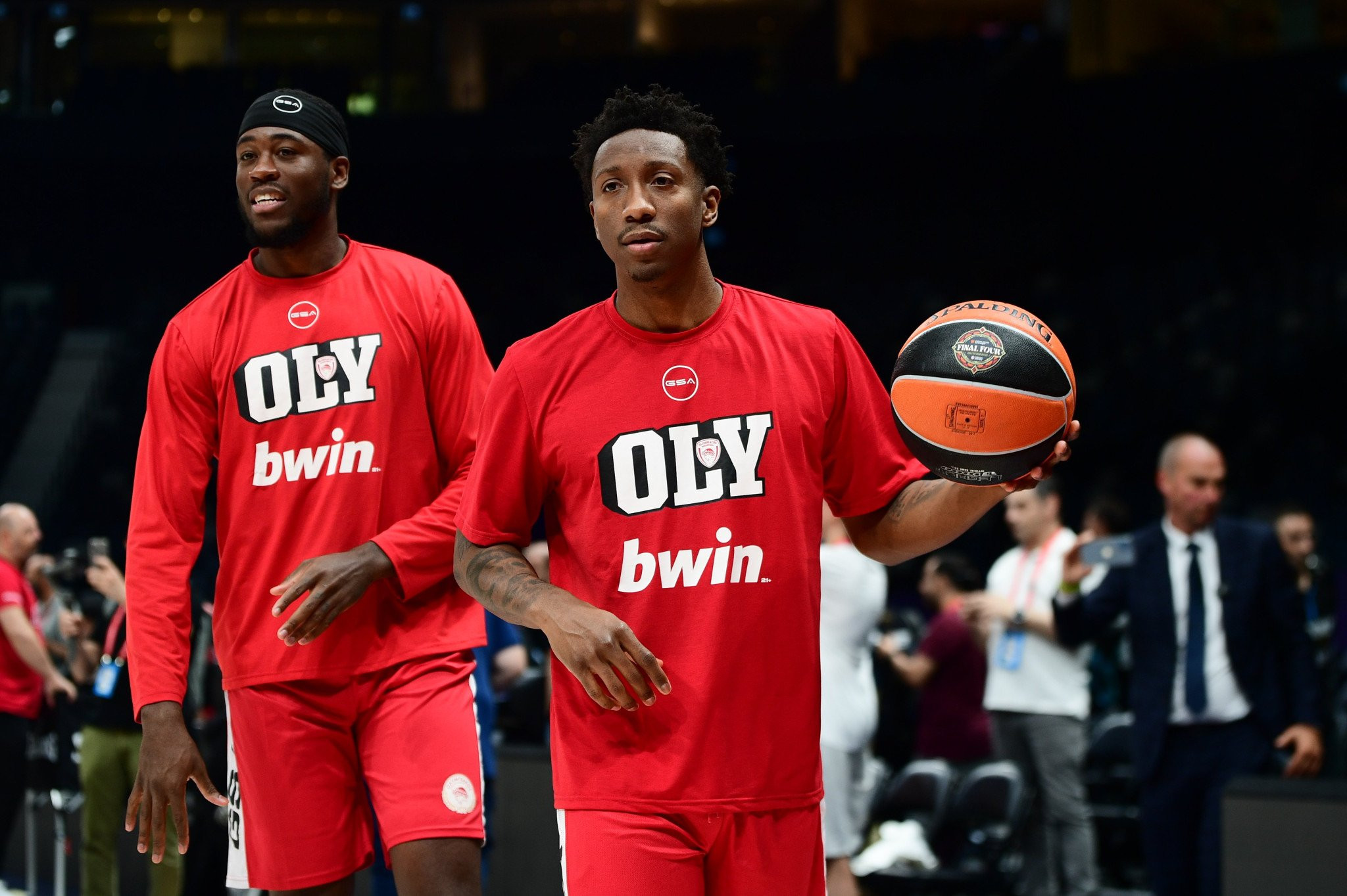 Οι παίκτες του Ολυμπιακού παρακολουθούν τον ημιτελικό του Παναθηναϊκού με την Φενέρμπαχτσε