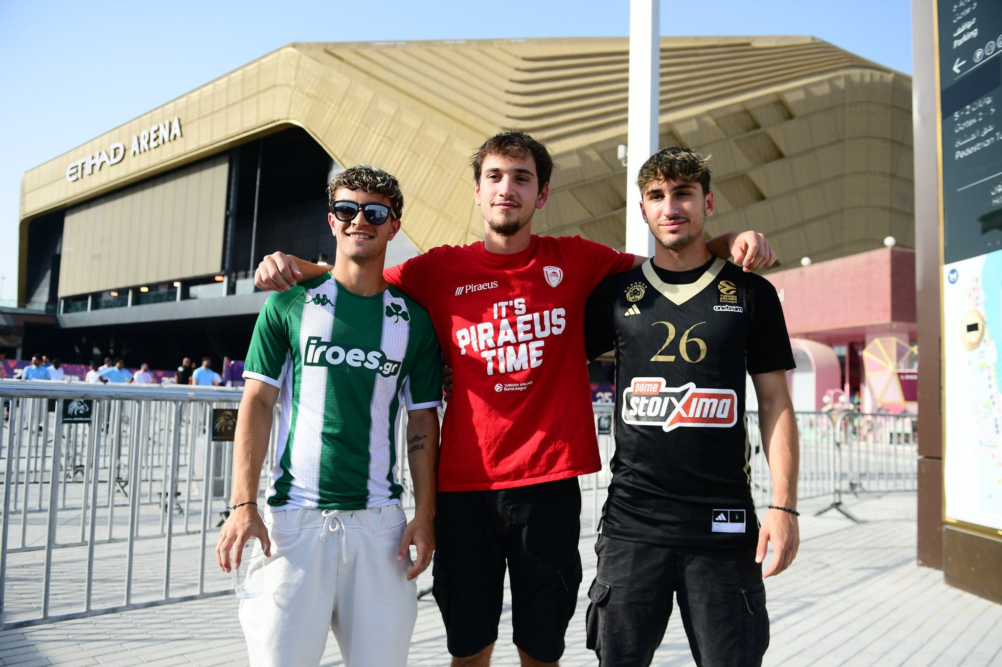 Όμορφες εικόνες από το Άμπου Ντάμπι: Αγκαλιά φίλαθλοι του Ολυμπιακού και του Παναθηναϊκού