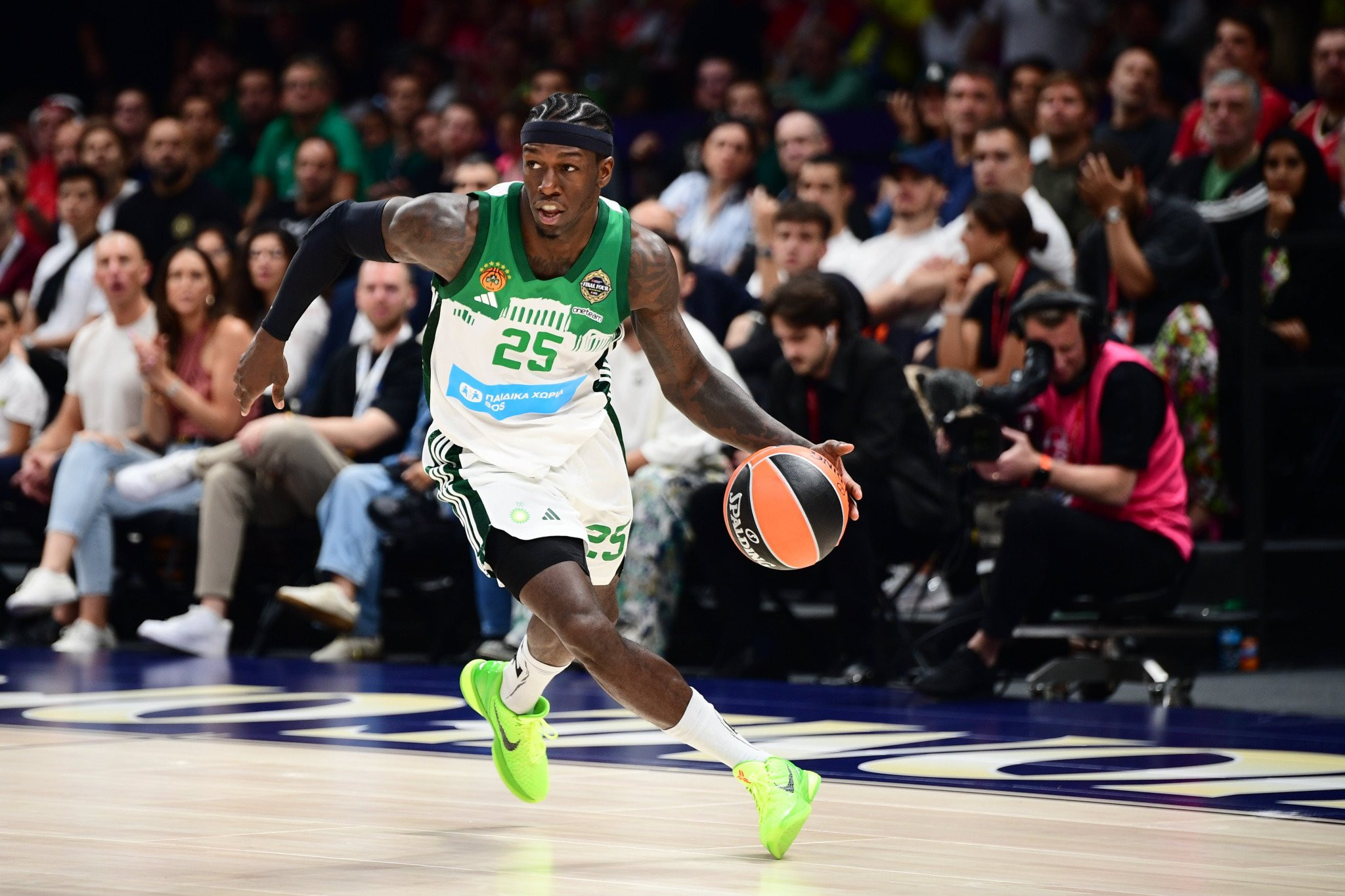 Το buzzer-beater του Κέντρικ Ναν στο πρώτο ημίχρονο κόντρα στην Φενέρμπαχτσε (video)