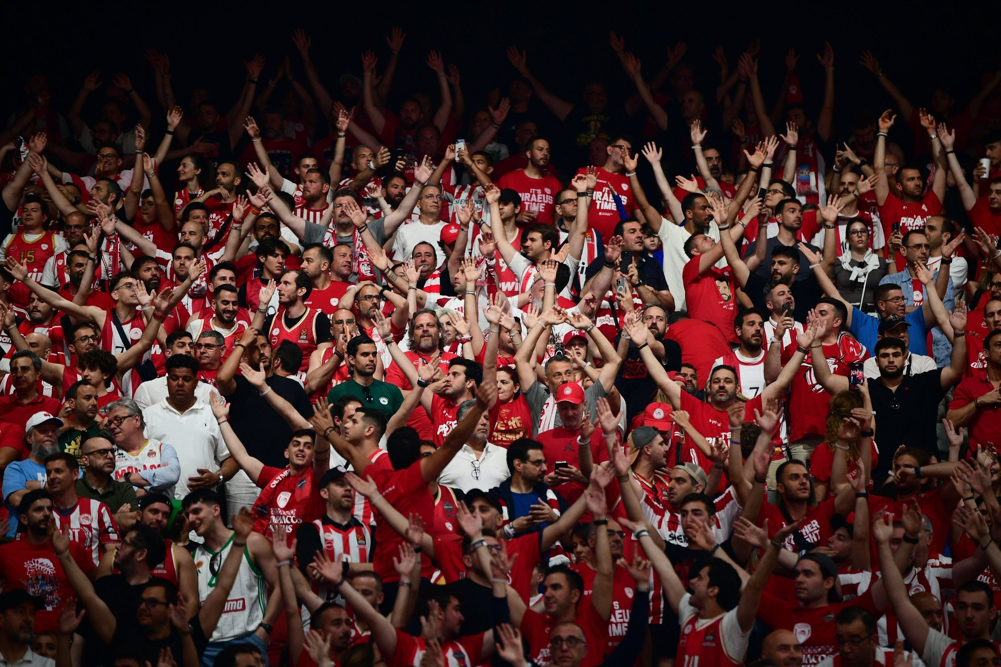 «Πάρτι» των φίλων του Ολυμπιακού στις κερκίδες της «Etihad Arena» (video)