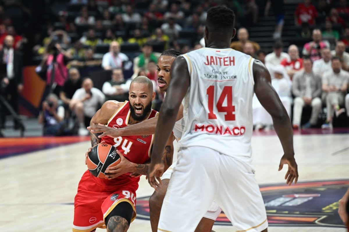 Ο Φουρνιέ τα έβαλε με όλη την άμυνα της Μονακό (video)