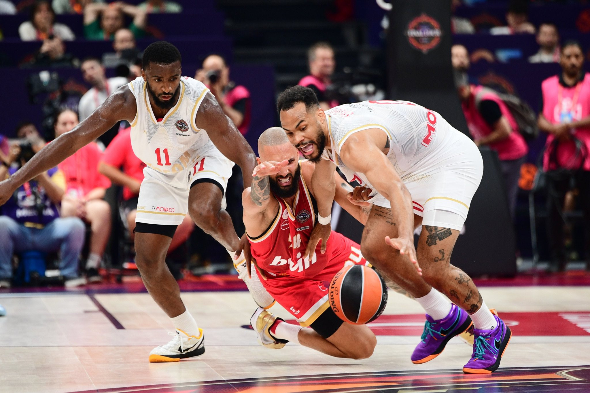 O Φουρνιέ έπαιζε μόνος του, η Μονακό κέρδισε τον αγνώριστο Ολυμπιακό και πέρασε στον τελικό