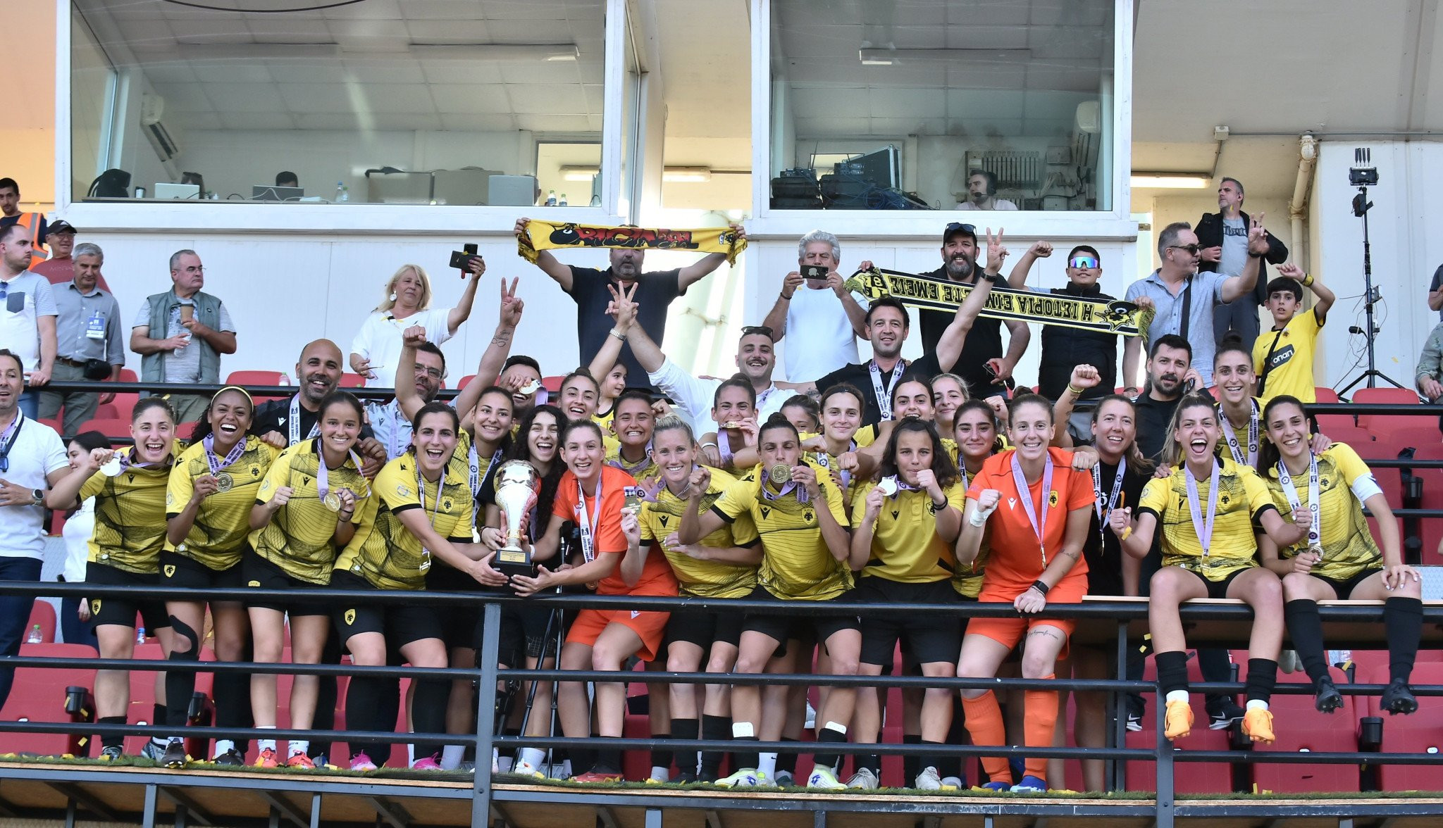 Η απονομή του Κυπέλλου στην νταμπλούχο ΑΕΚ (video)