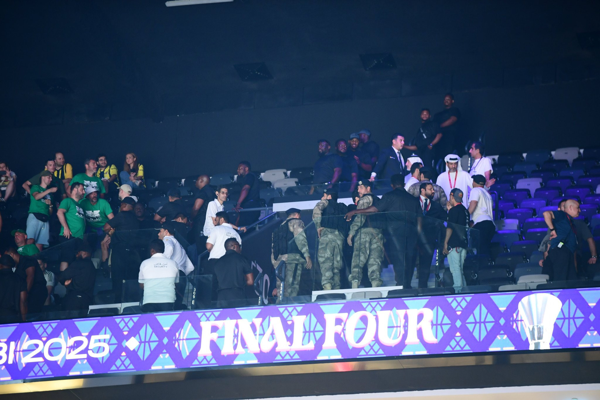 Η στιγμή που η ασφάλεια και οι Αρχές απομακρύνουν τους φιλάθλους του Ολυμπιακού (video)