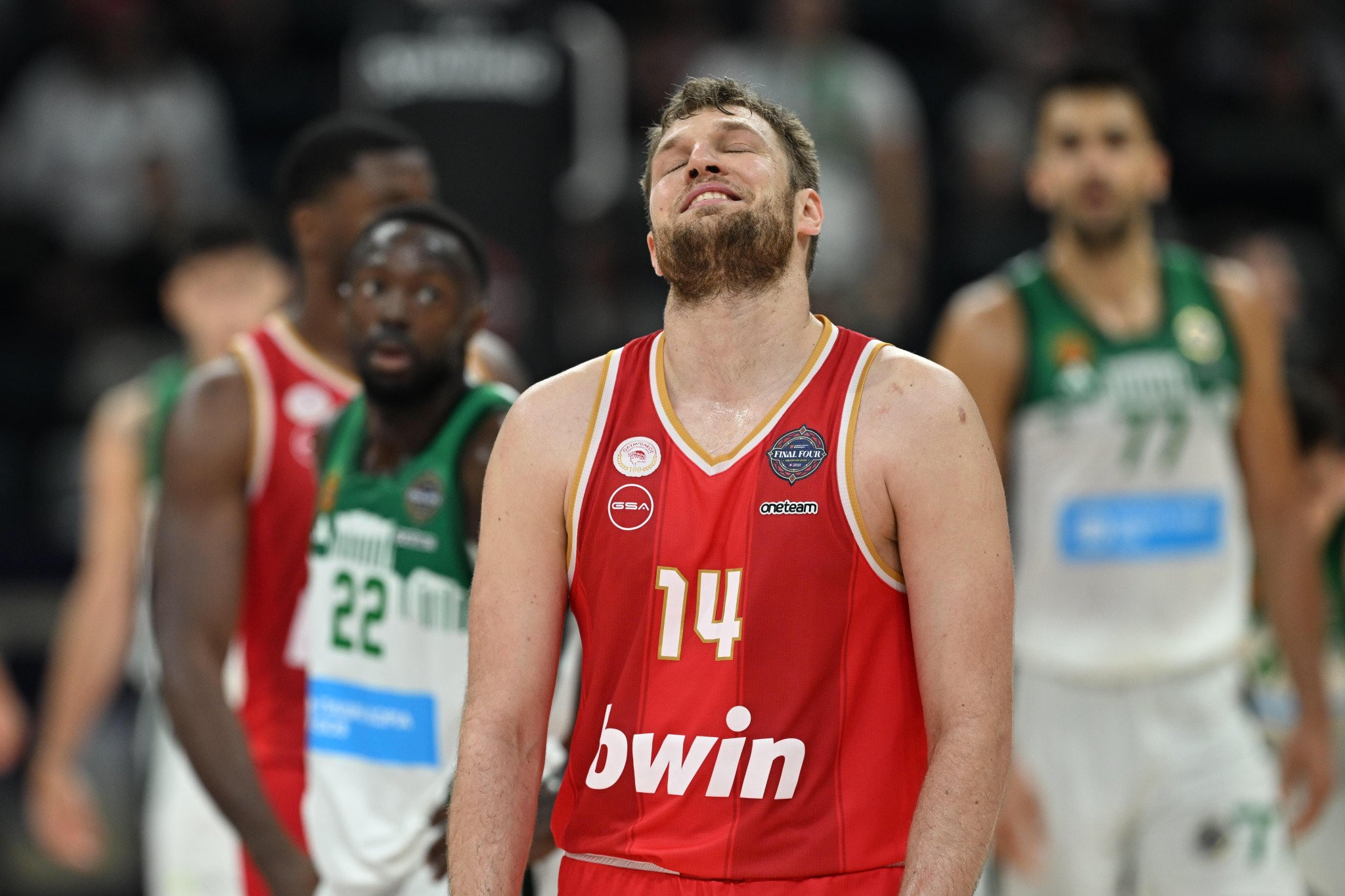 Ο Βεζένκοφ απάντησε με χειροκρότημα στην ειρωνεία των οπαδών του Παναθηναϊκού