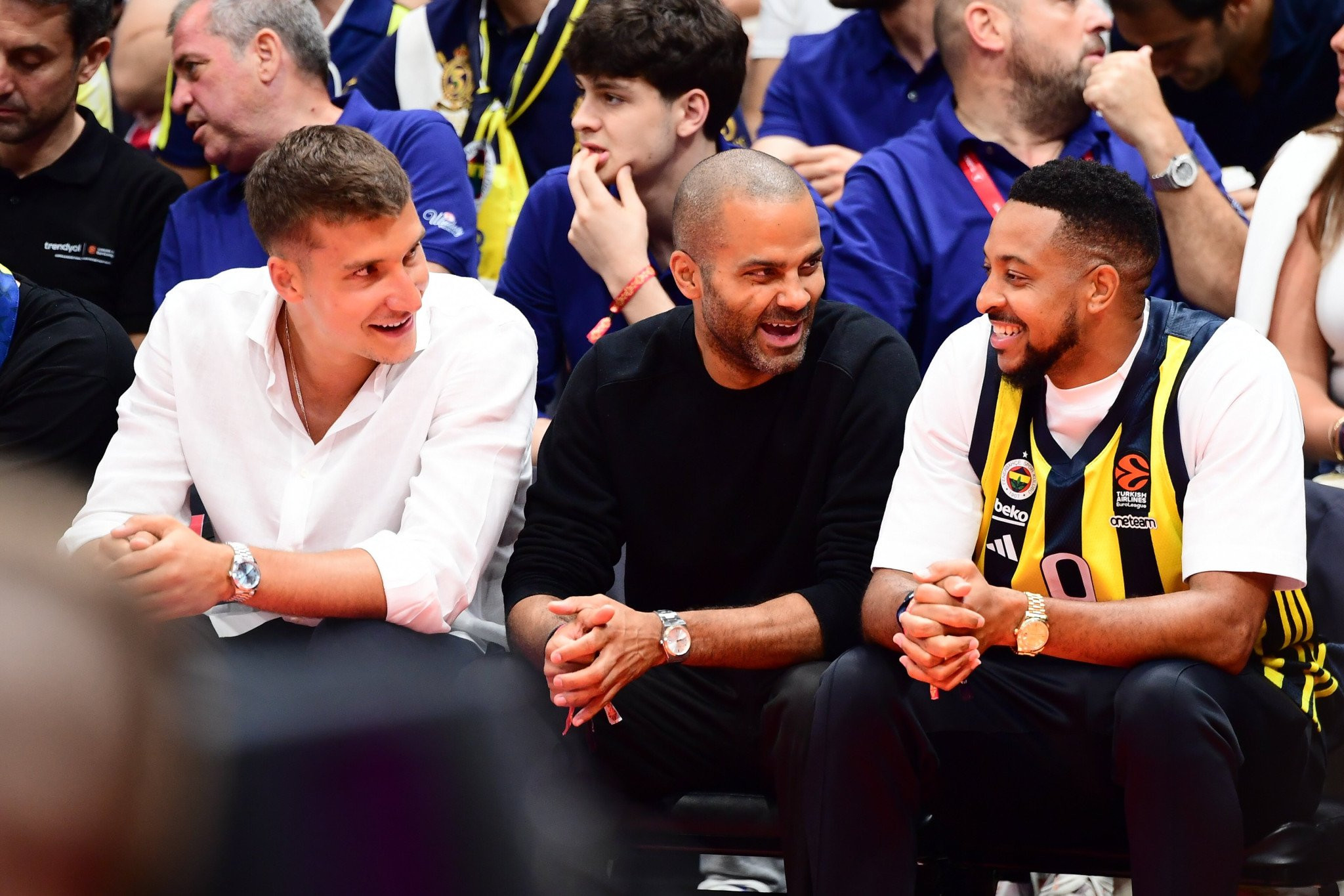 Λάμψη από NBA στις πρώτες σειρές της Etihad Arena για τον τελικό