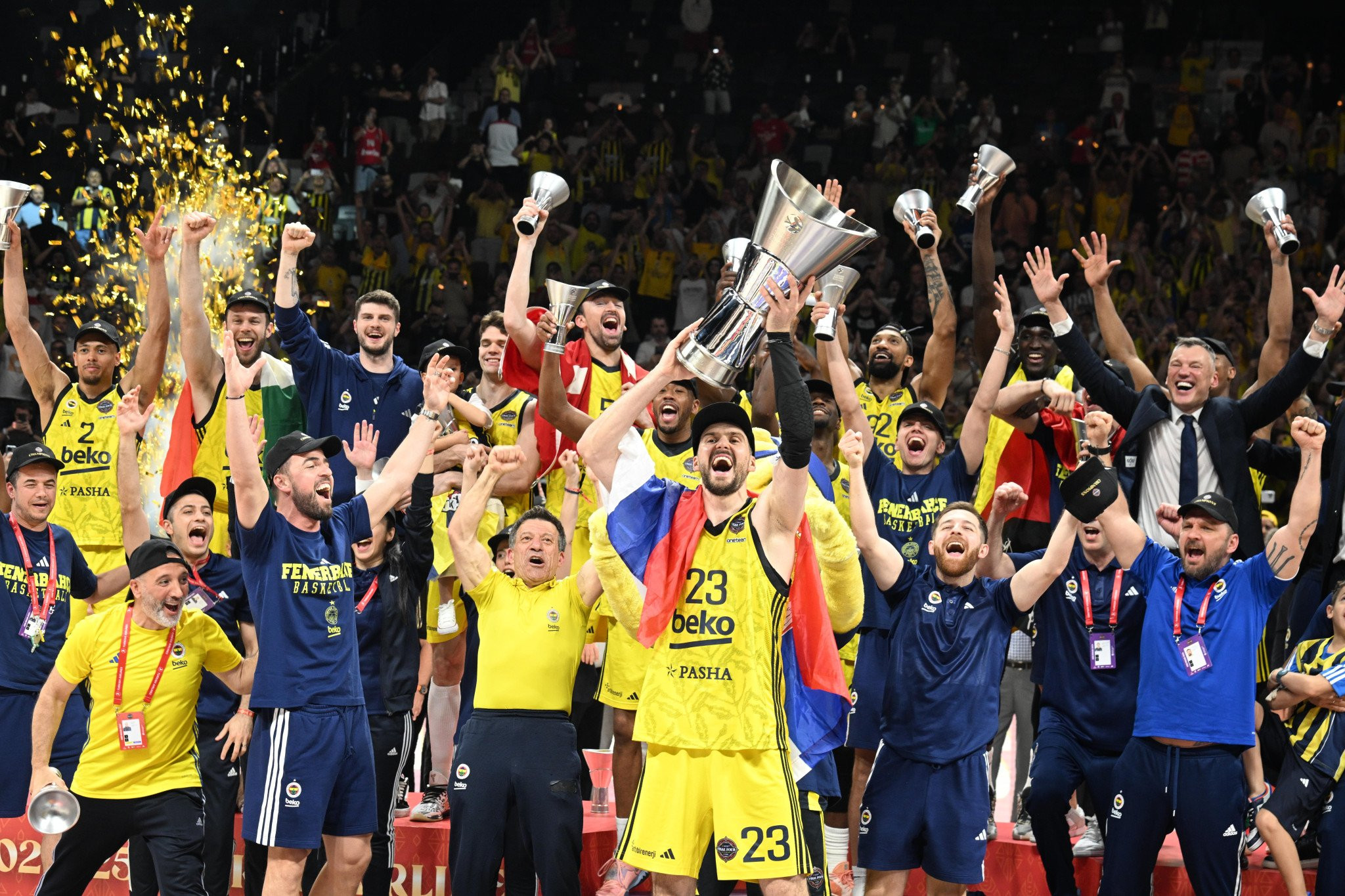 Η απονομή της Φενέρμπαχτσε ως πρωταθλήτρια Ευρώπης (video)