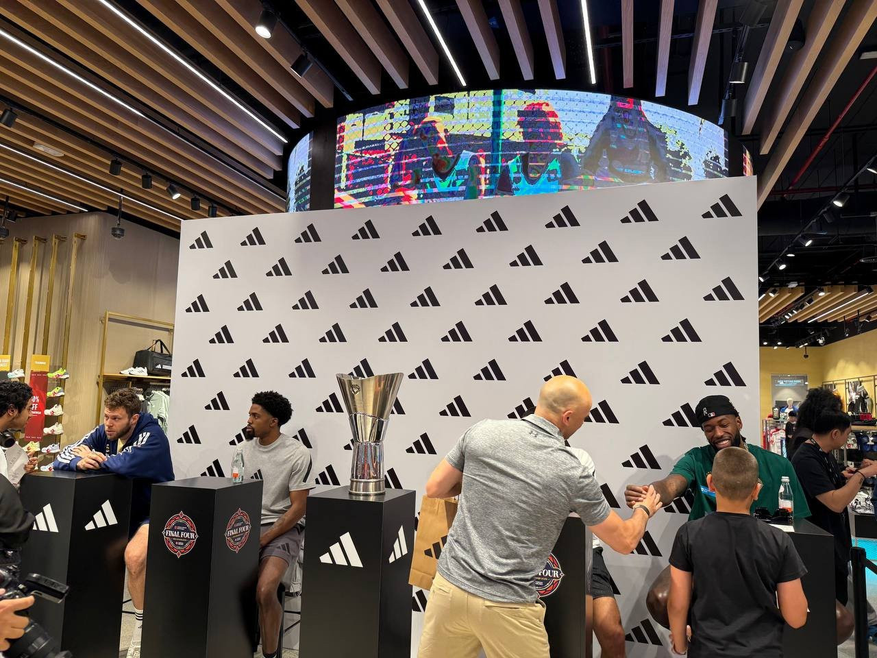 Οι χαρούμενοι και οι απογοητευμένοι: Ο Λεσόρ με τον γιο του, ο ΜακΚίσικ, ο Τζέιμς και ο Μέλι σε event – Το Athletiko ήταν εκεί (video)