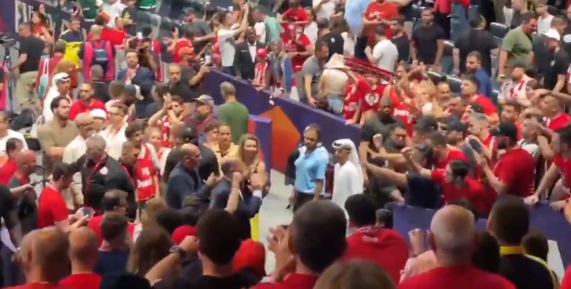 Αποθέωση για τους Αγγελόπουλους από τους φίλους του Ολυμπιακού (video)