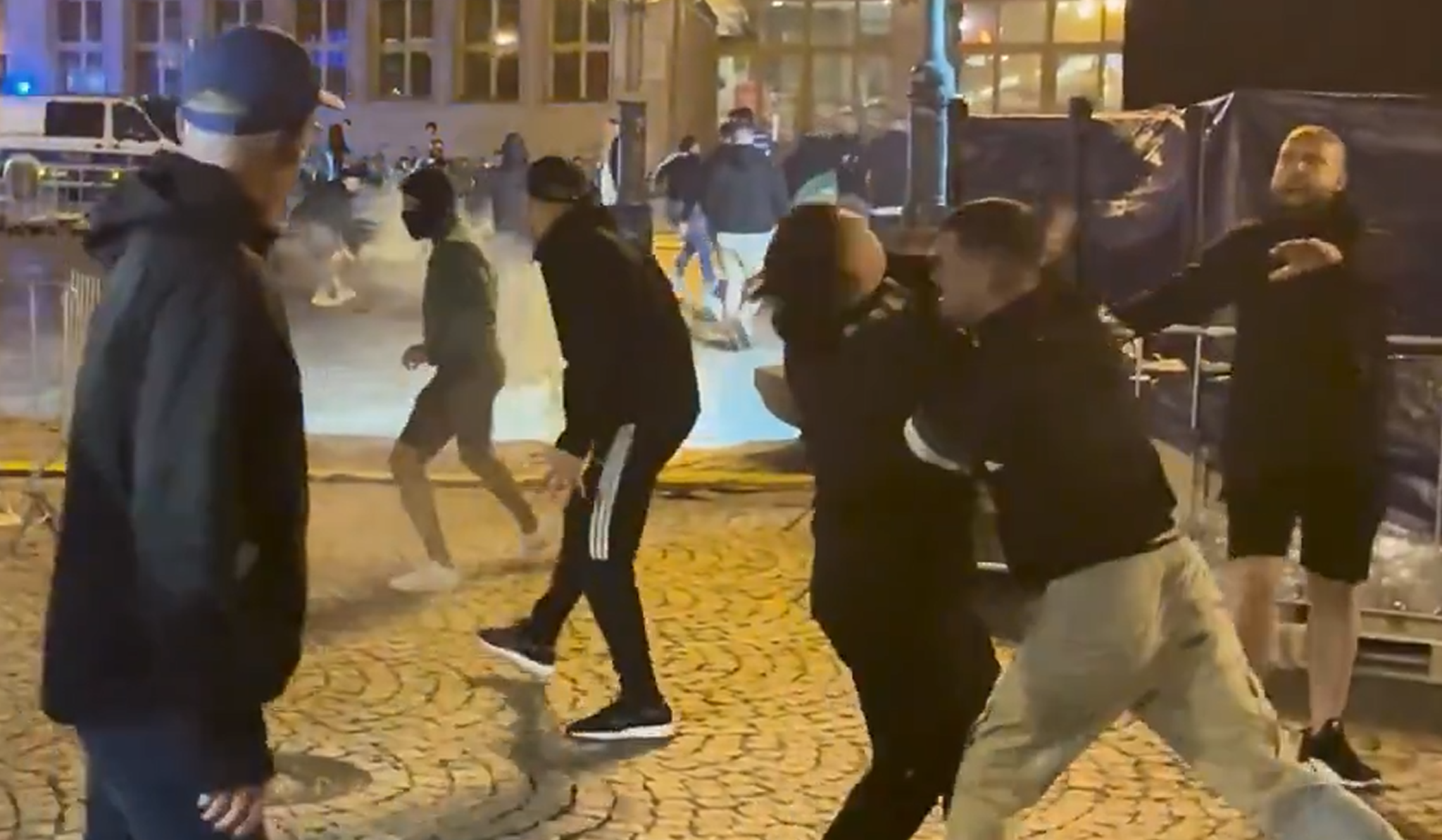 Απίστευτο σκηνικό - Οπαδός της Μπέτις μπερδεύτηκε και χτύπησε δικό του στα επεισόδια πριν τον τελικό (video)